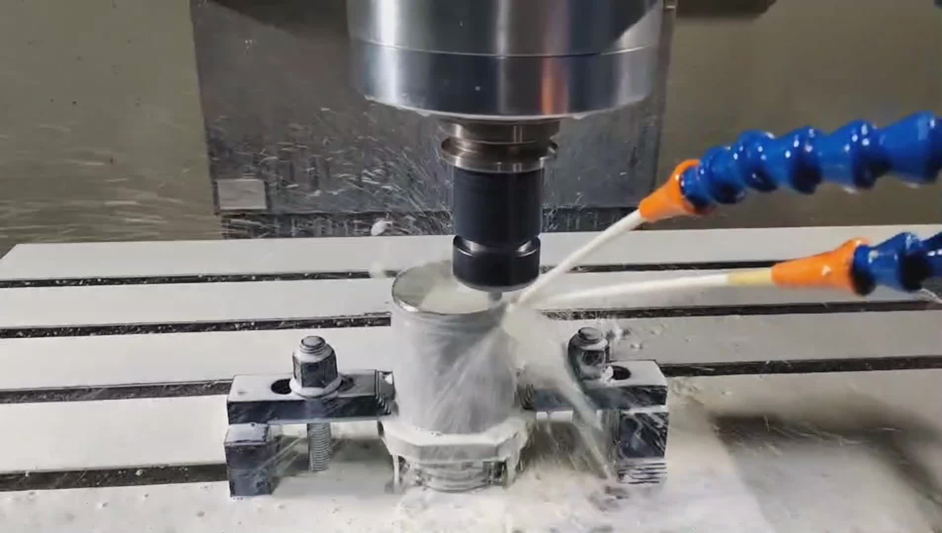 Il modo in cui la lavorazione di precisione CNC migliora la precisione