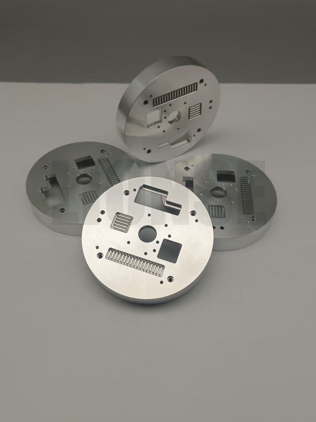 In che modo le parti del robot possono ottenere sia un design leggero che un'elevata resistenza?