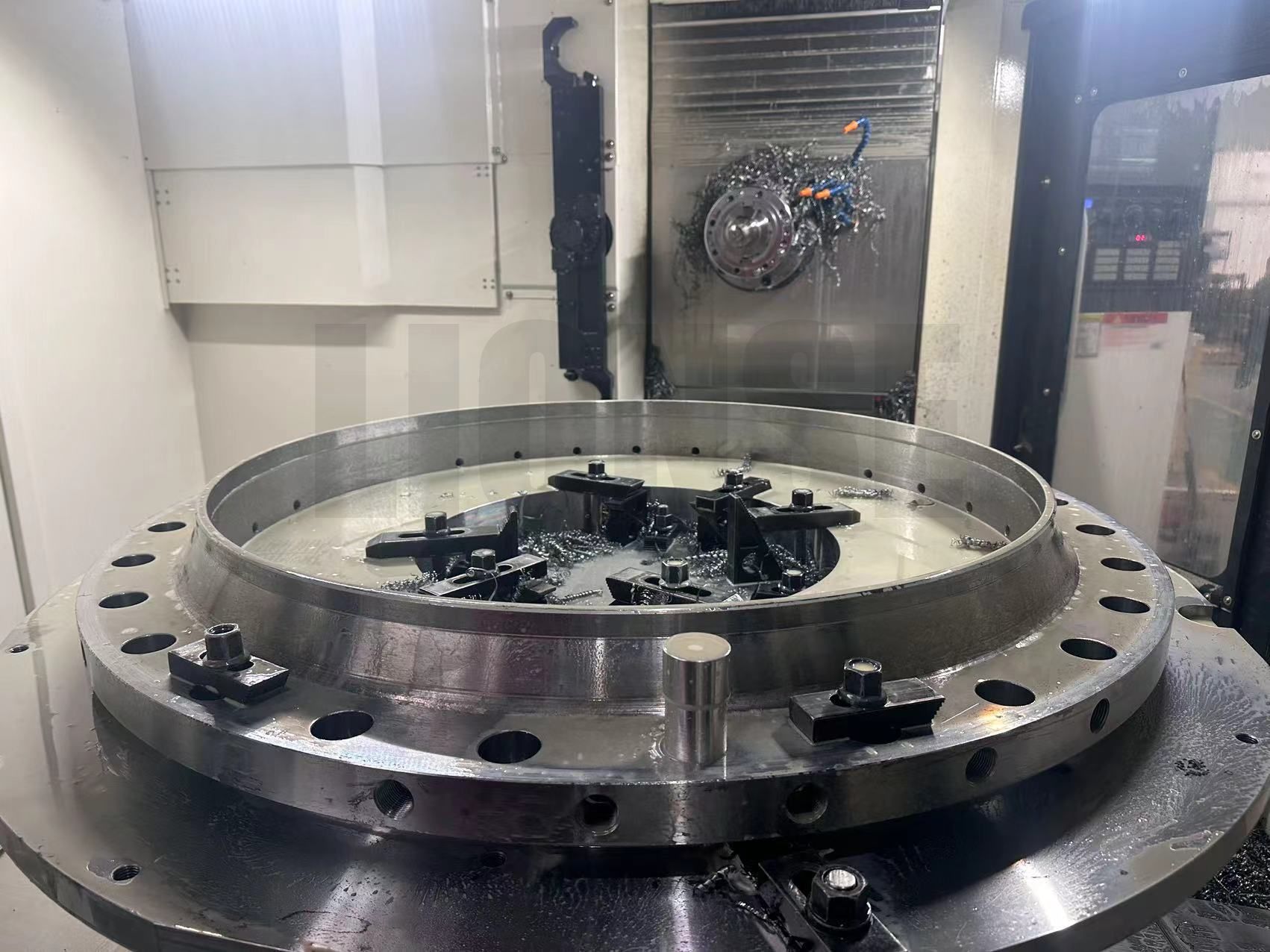 Come garantire la verticalità del foro durante la foratura di flange di grande diametro?