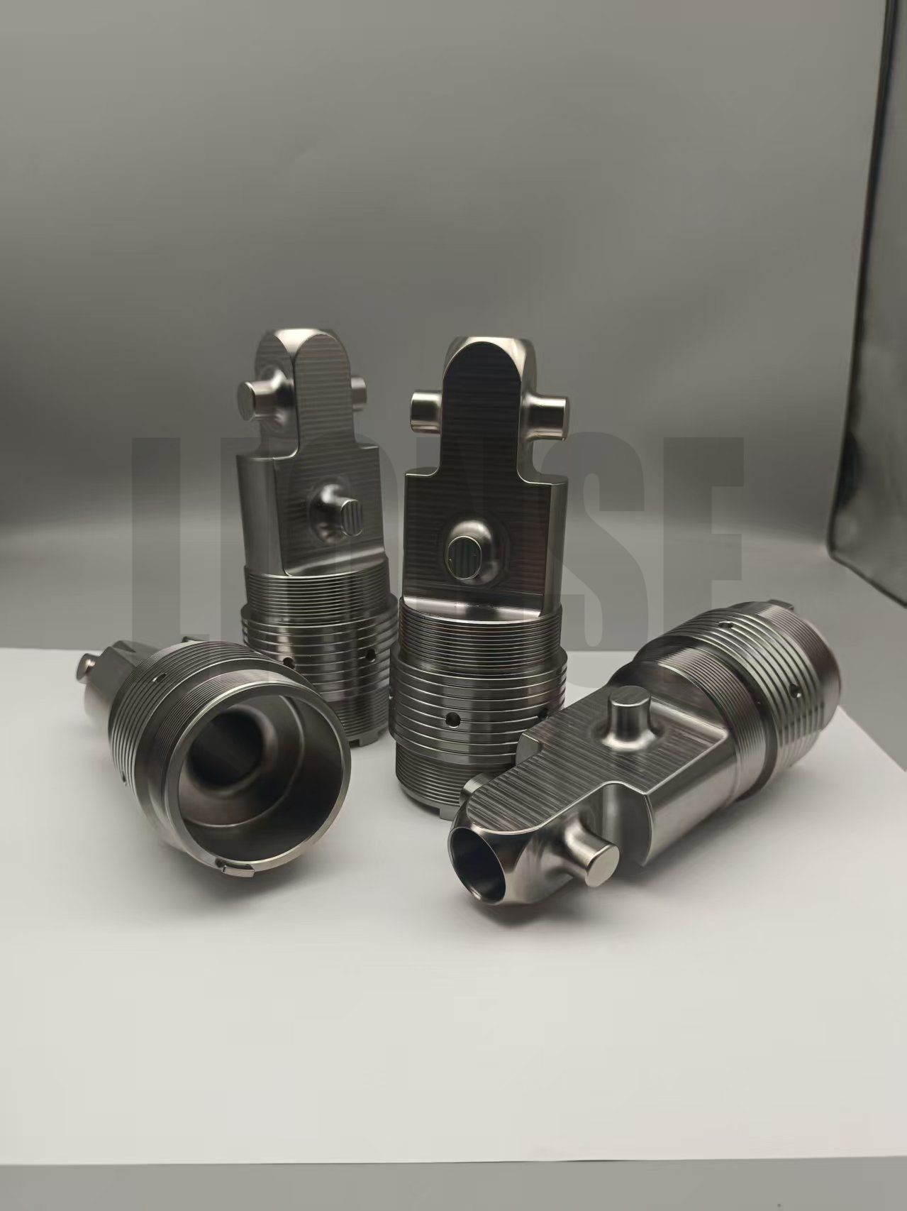 Parti meccaniche in titanio per Abyssal